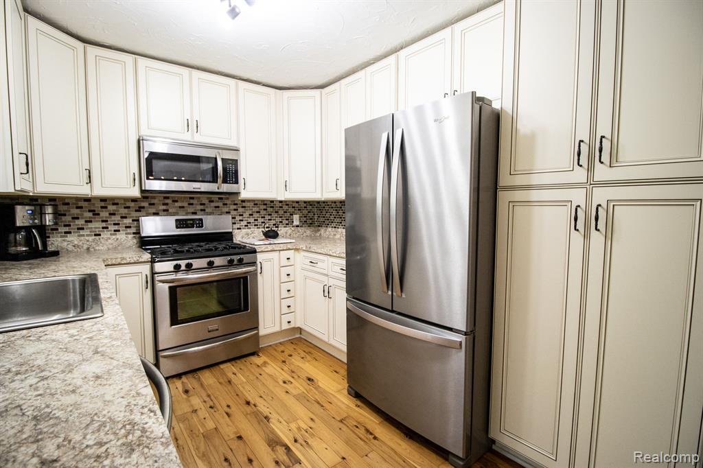 2142 West Ray Road Fenton, MI 48430 - Photo 12 of 52