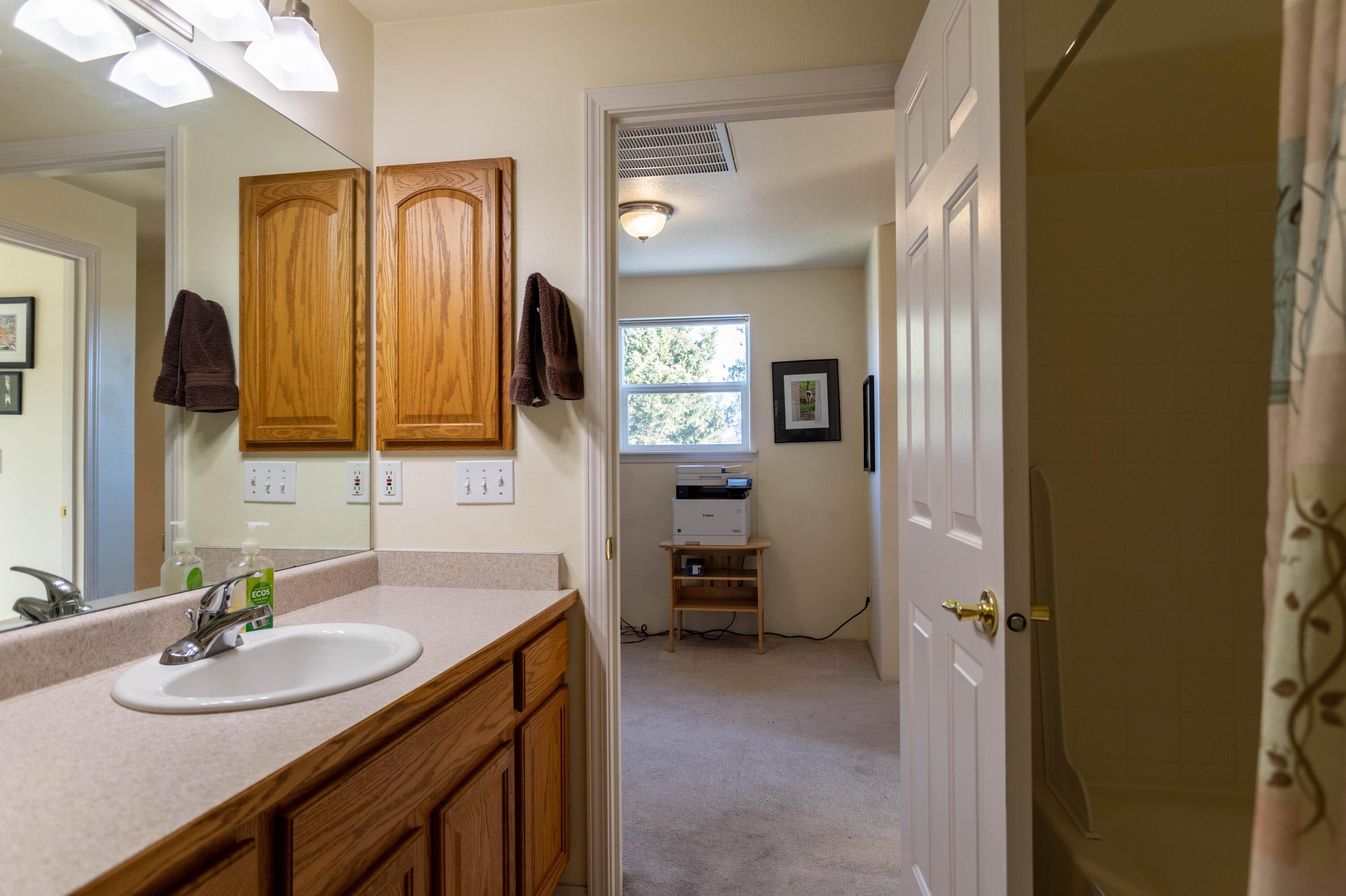 1012 Megan Lane Phoenix, OR 97535 - Photo 18 of 35 Floor 2 Full Bath