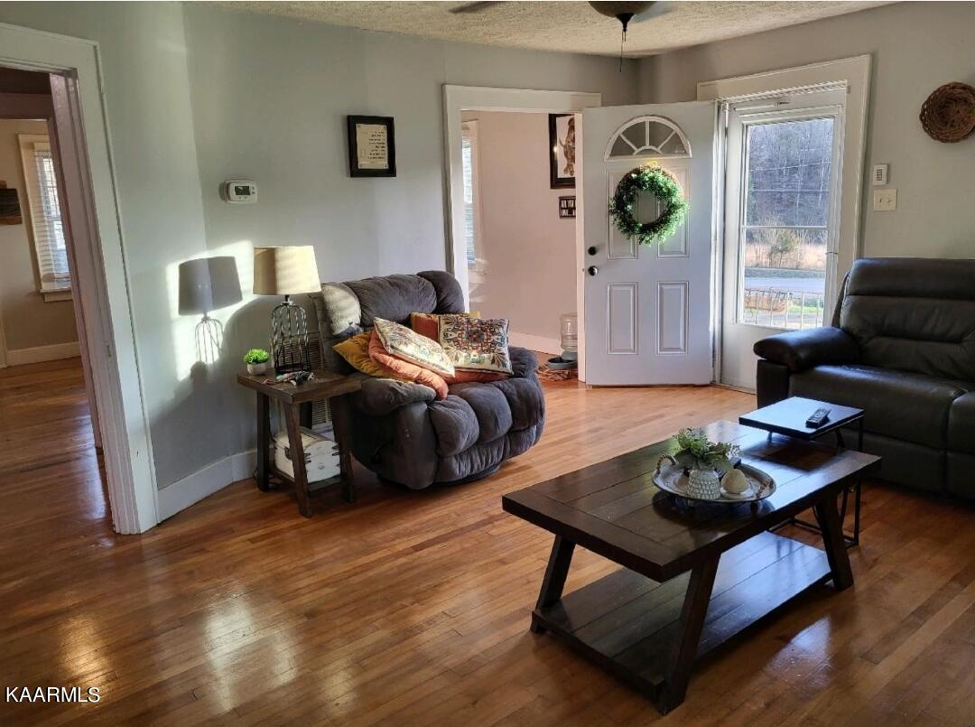 726 Sulphur Springs Road Clinton, TN 37716 - Photo 4 of 22 Living room