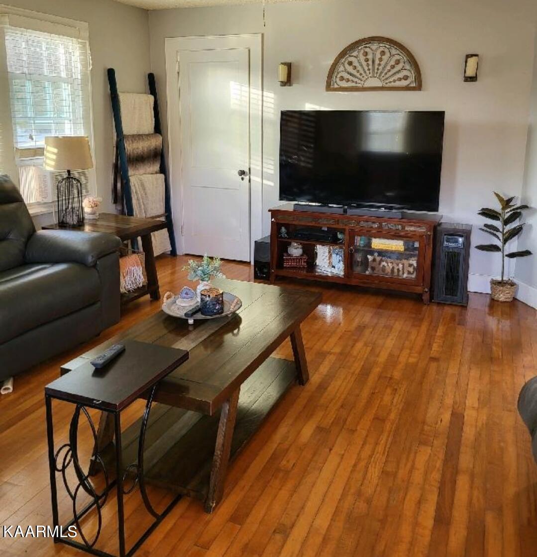 726 Sulphur Springs Road Clinton, TN 37716 - Photo 6 of 22 Living room