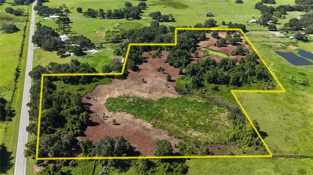 an aerial view of a yard