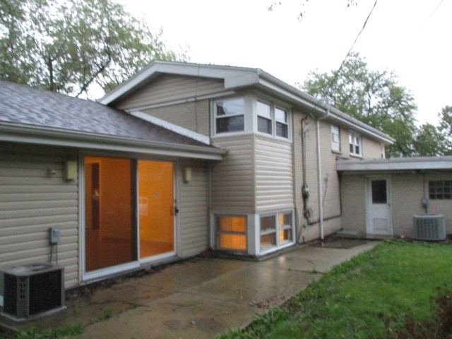 422 Warren Road Glenview, IL 60025 - Photo 3 of 16 a view of a house with a yard