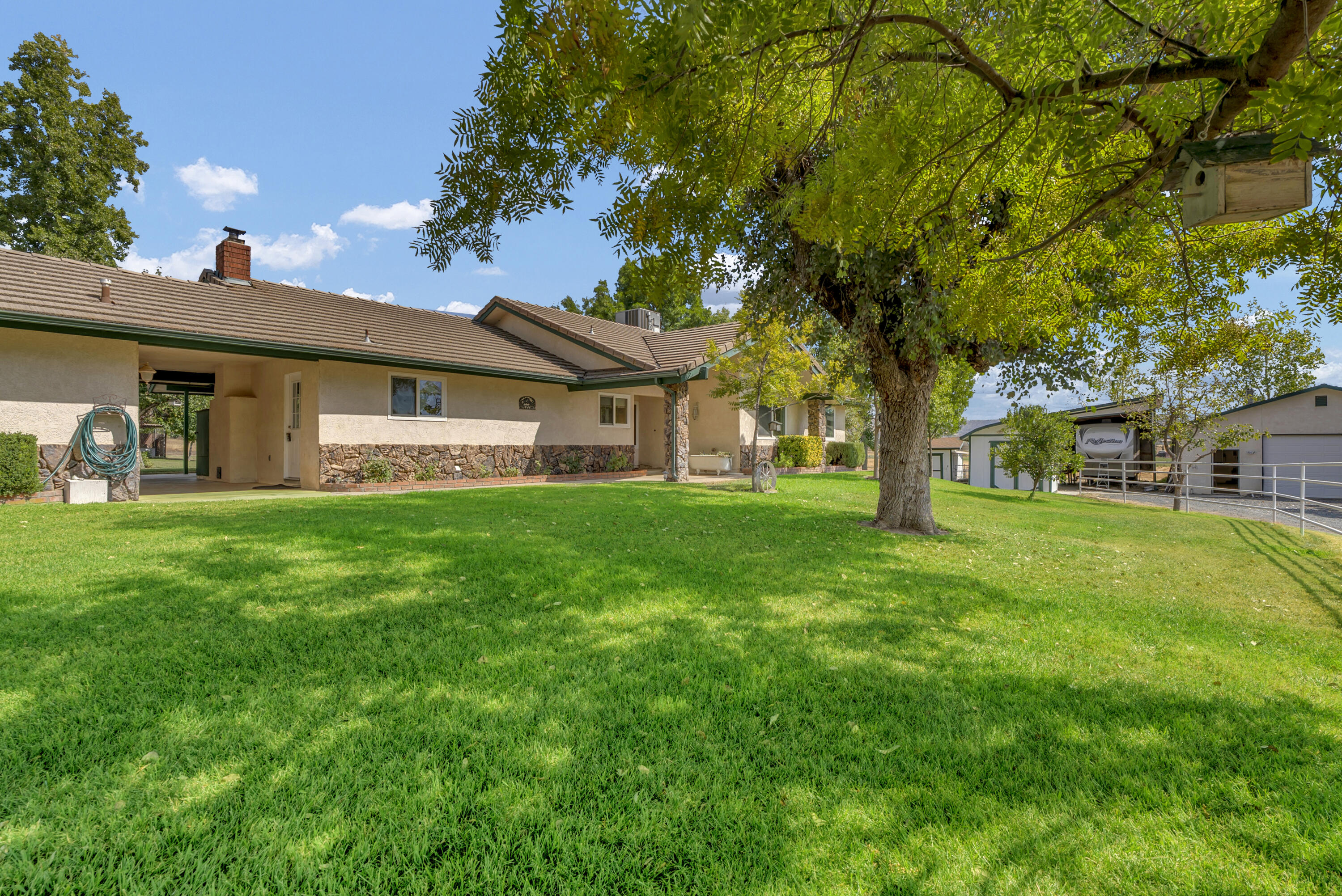18002 320th Road Springville, CA 93265 - Photo 5 of 56 a front view of a house with garden