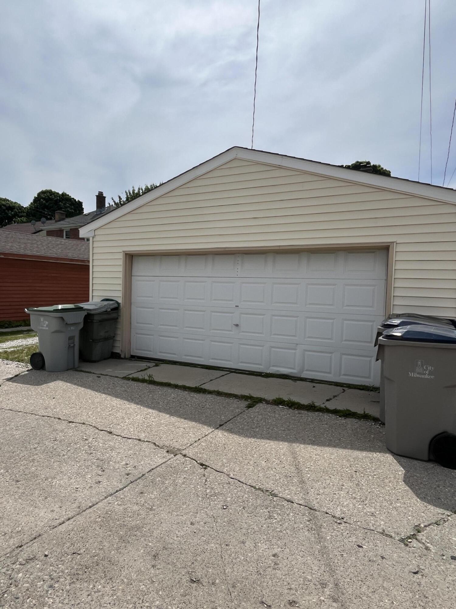 3924 South 2nd Street Milwaukee, WI 53207 - Photo 5 of 18 Garage