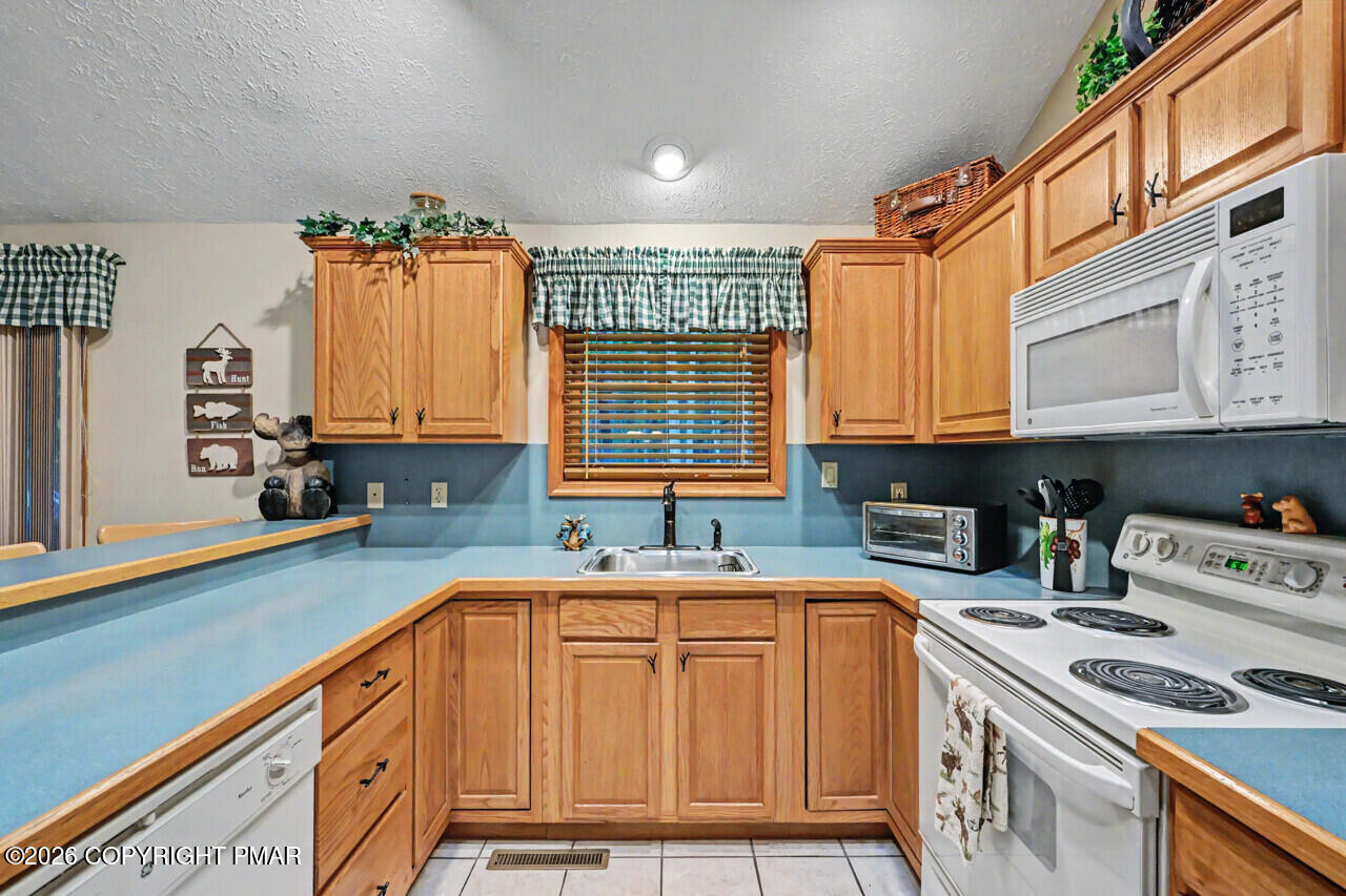 5522 Fox Run Road Pocono Pines, PA 18350 - Photo 13 of 28 Kitchen