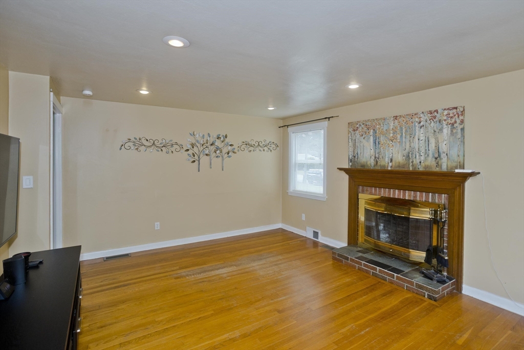 27 Michael Street Springfield, MA 01129 - Photo 11 of 31