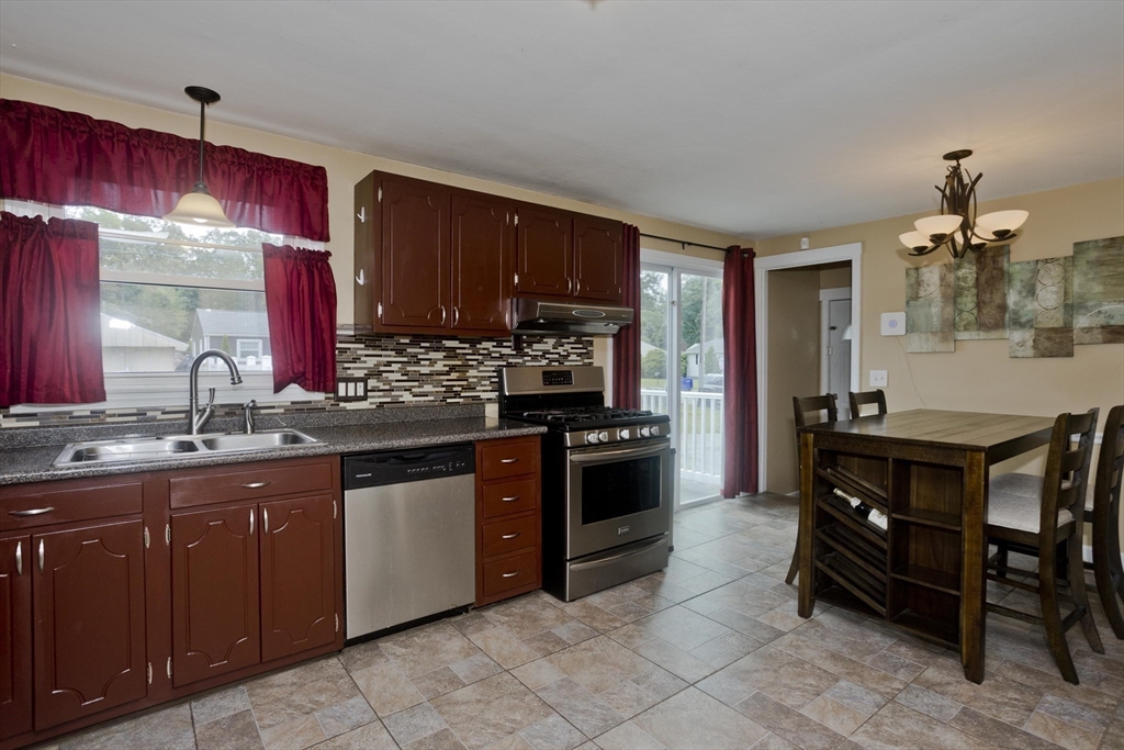 27 Michael Street Springfield, MA 01129 - Photo 6 of 31