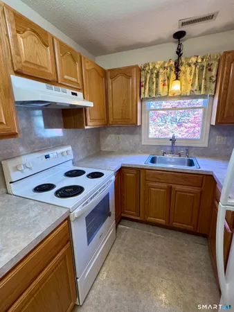 $399,900 | 8 Oakridge Drive, Enfield, CT 06082