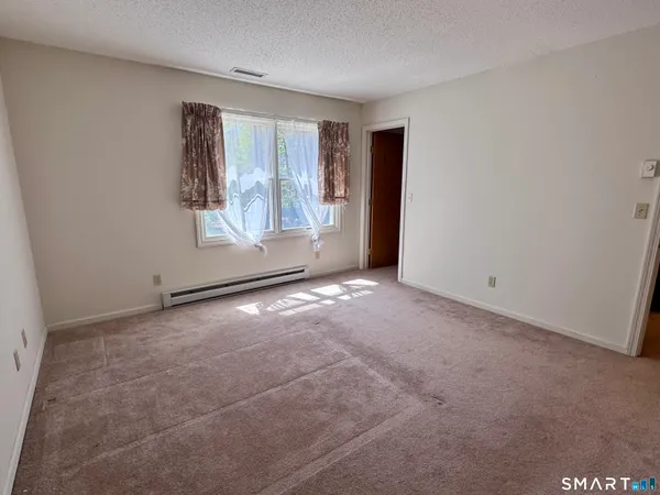 $399,900 | 8 Oakridge Drive, Enfield, CT 06082