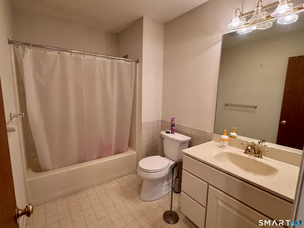 $399,900 | 8 Oakridge Drive, Enfield, CT 06082
