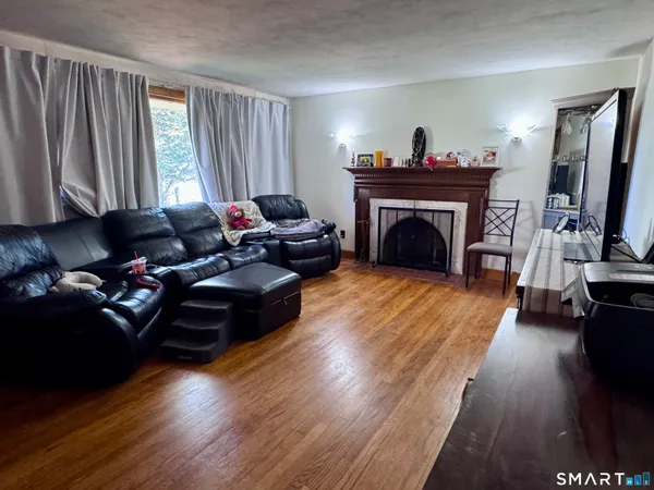 $399,900 | 8 Oakridge Drive, Enfield, CT 06082