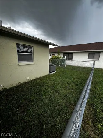 a view of a backyard