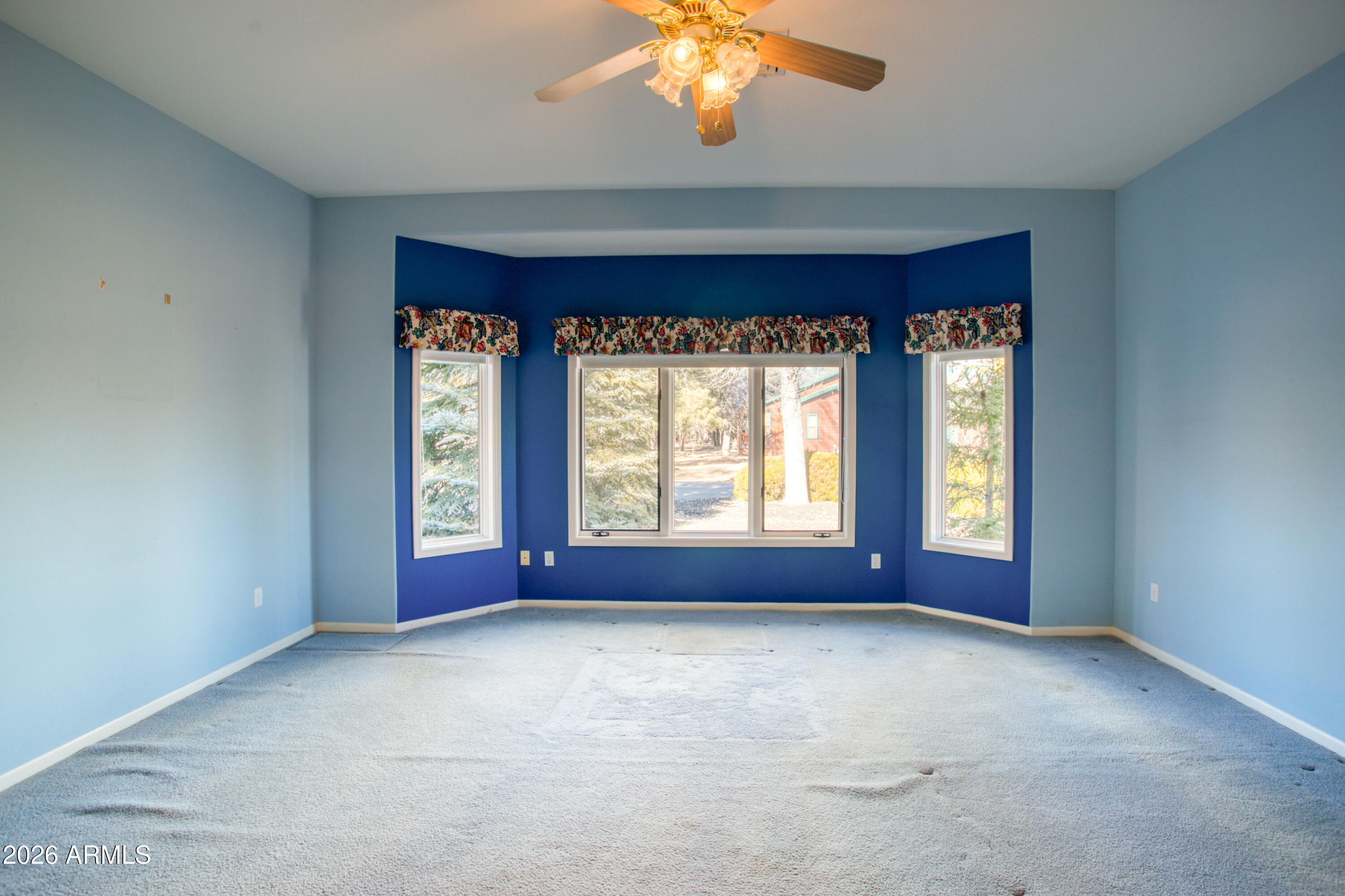 2457 Dragonfly Lane Pinetop-Lakeside, AZ 85929 - Photo 17 of 35 an empty room with windows and chandelier