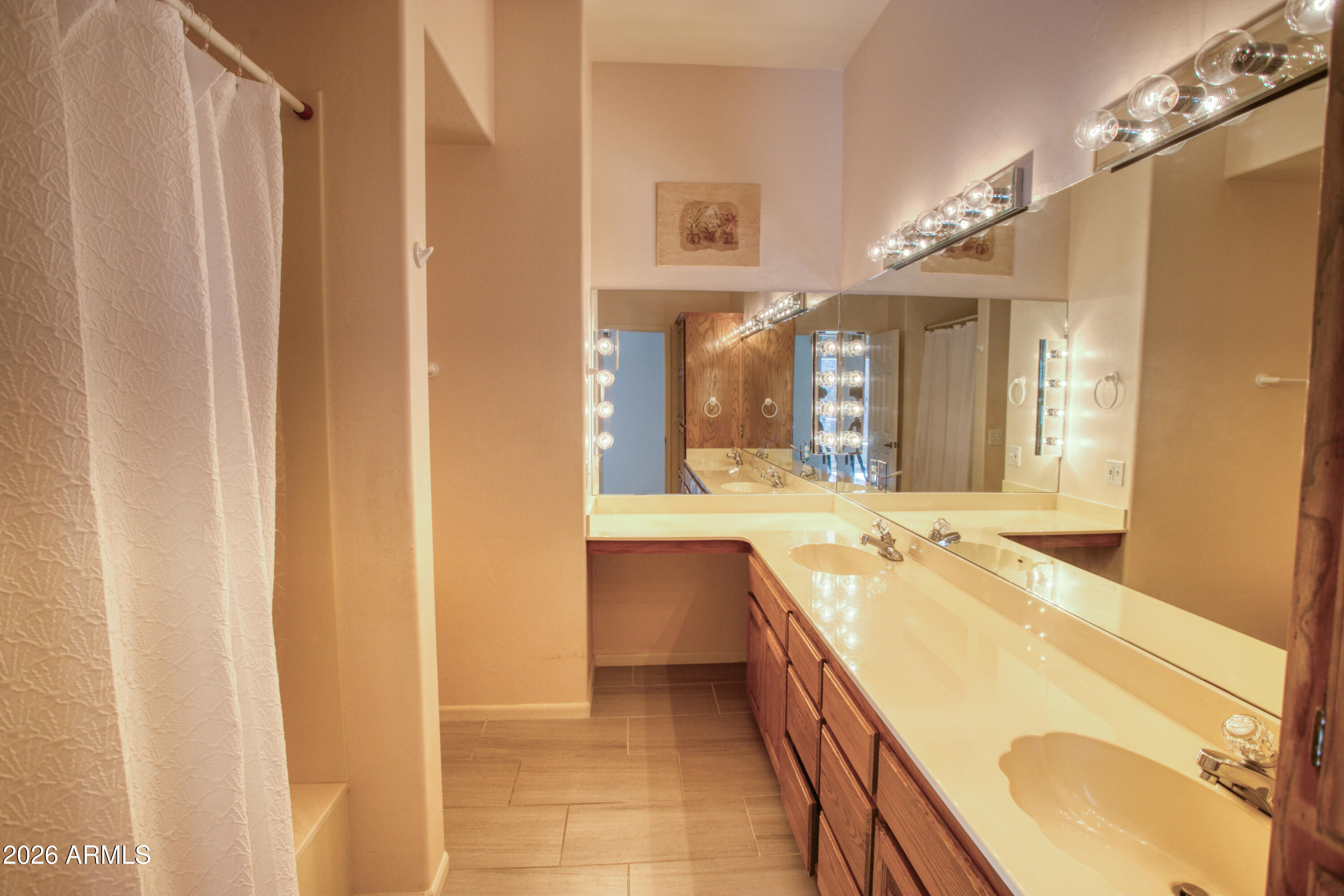 2457 Dragonfly Lane Pinetop-Lakeside, AZ 85929 - Photo 26 of 35 a spacious bathroom with a sink mirror and a bath tub