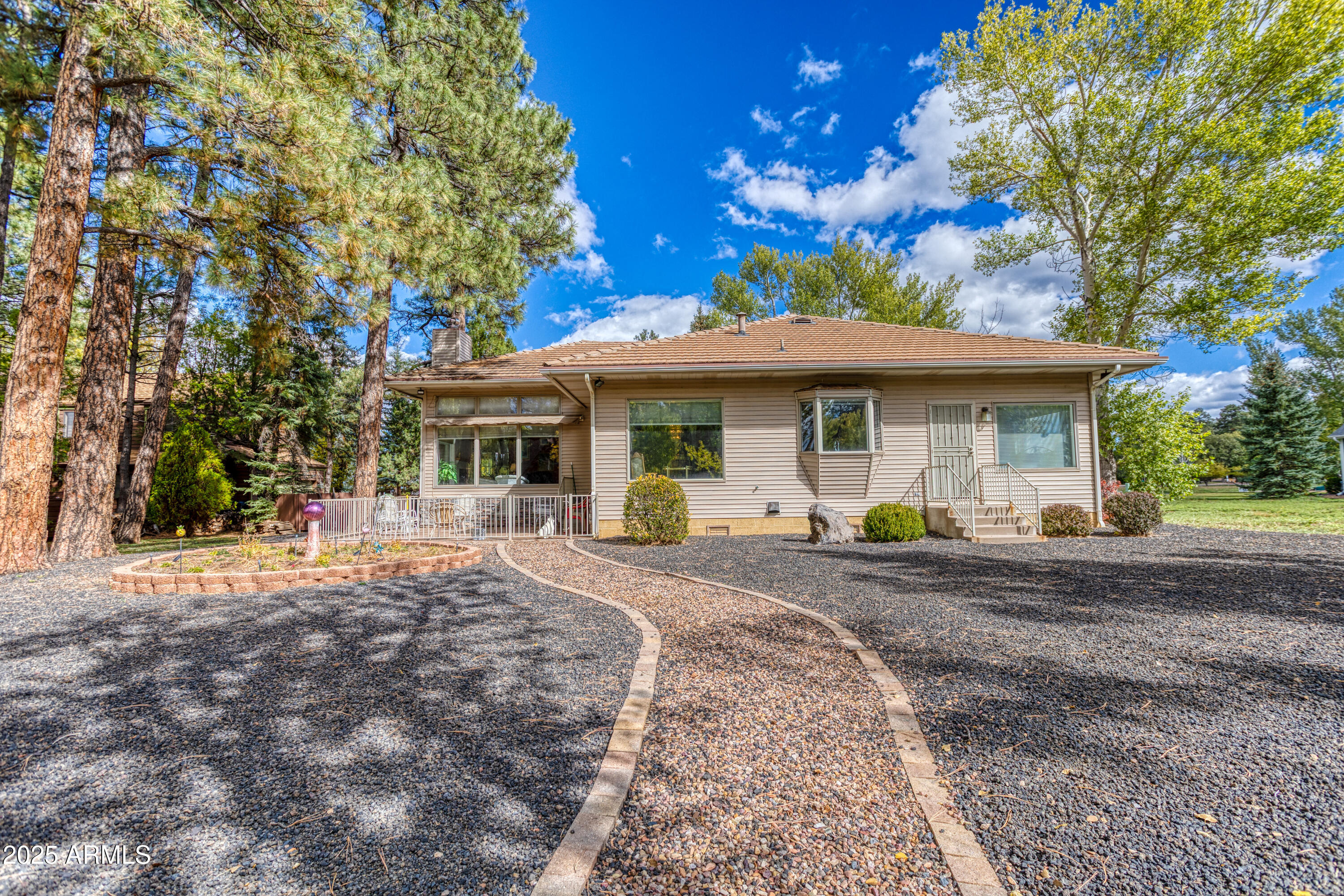 2457 Dragonfly Lane Pinetop-Lakeside, AZ 85929 - Photo 5 of 35 a front view of a house with garden