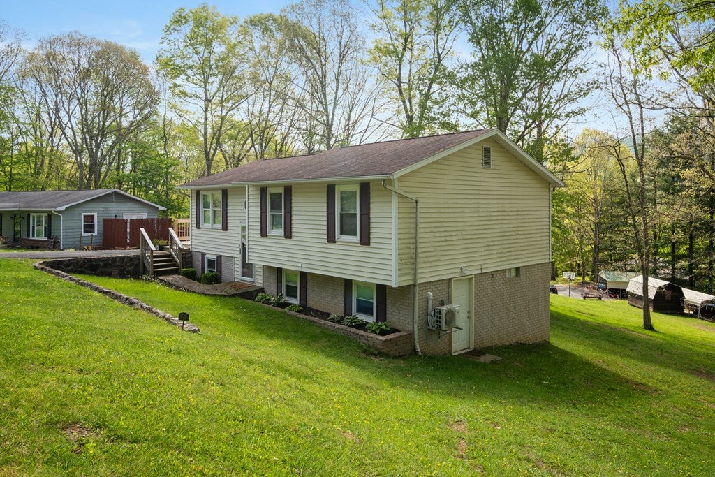 156 Ridgecrest Street Bluefield, VA 24605 - Photo 4 of 64 Gallery Image 4