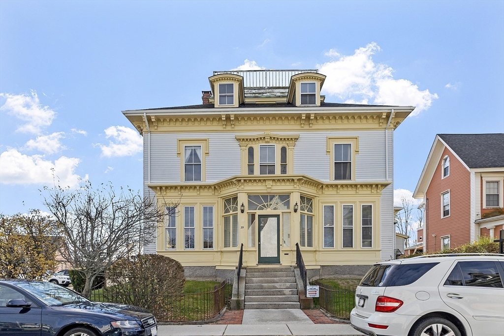35 Middle Street, Unit 4 Gloucester, MA 01930 - Photo 25 of 28 a front view of a residential apartment building with a yard