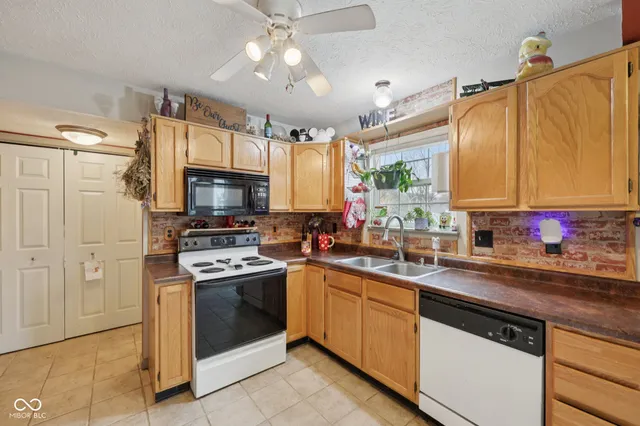 $334,900 | 2411 Lakeshore Court, Lebanon, IN 46052