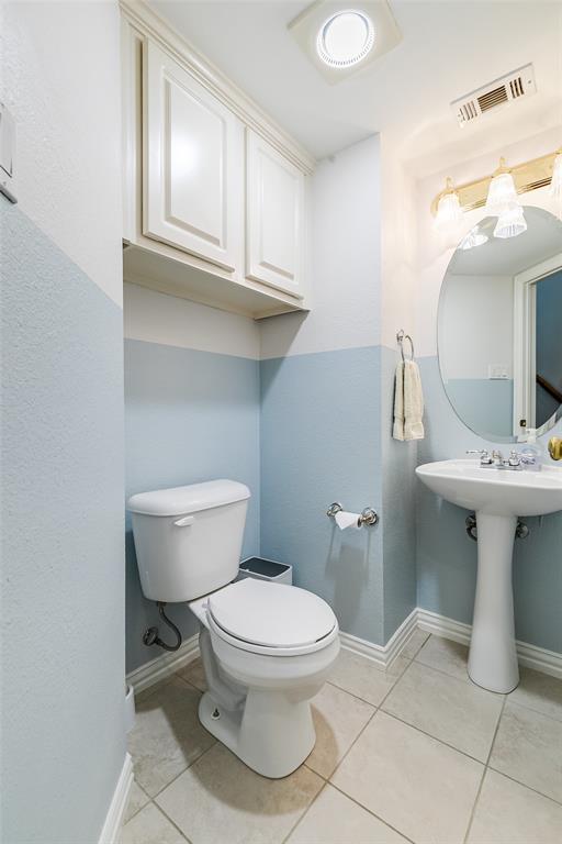 18240 Midway Road, Unit 1004 Dallas, TX 75287 - Photo 5 of 22 a bathroom with a toilet sink and mirror