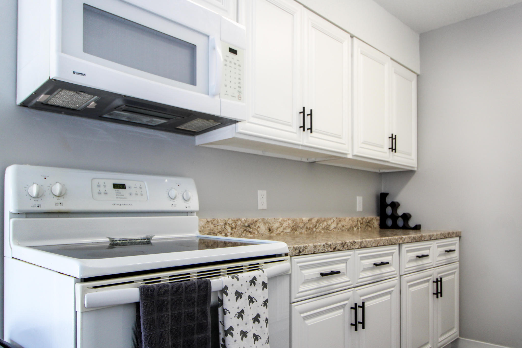 210 Pelham Road, Unit 218A Fort Walton Beach, FL 32547 - Photo 5 of 16 a kitchen with a stove and cabinets