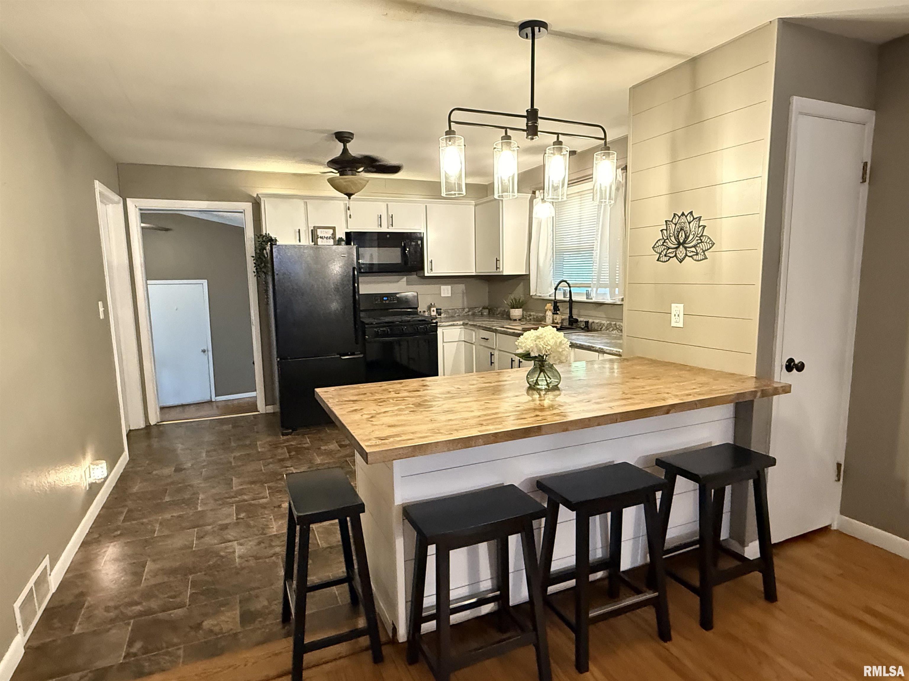 1035 East Myrtle Street Canton, IL 61520 - Photo 8 of 25