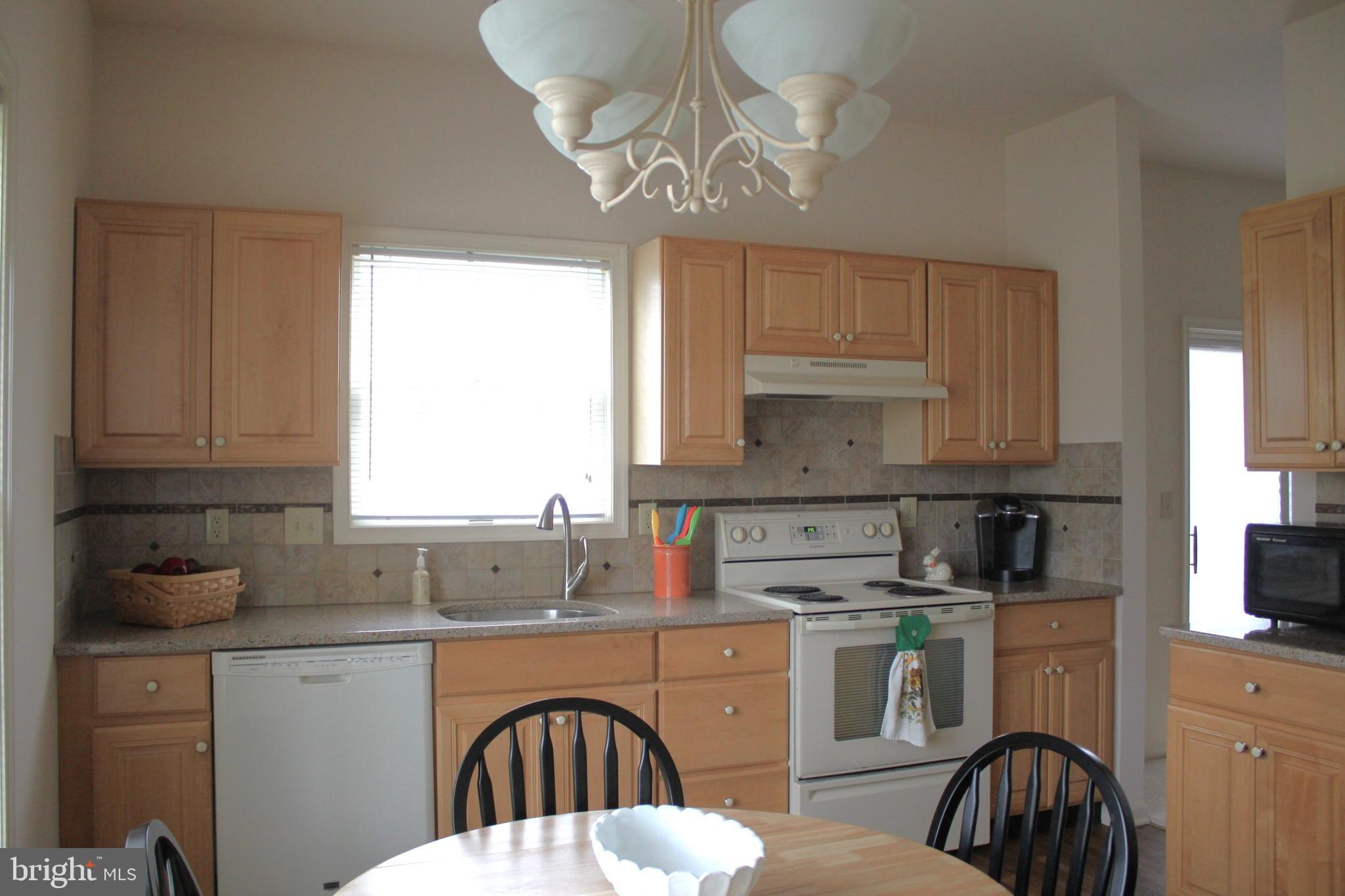 10 Lantern Lane Columbus, NJ 08022 - Photo 11 of 27 Sparkling maple cabinetry