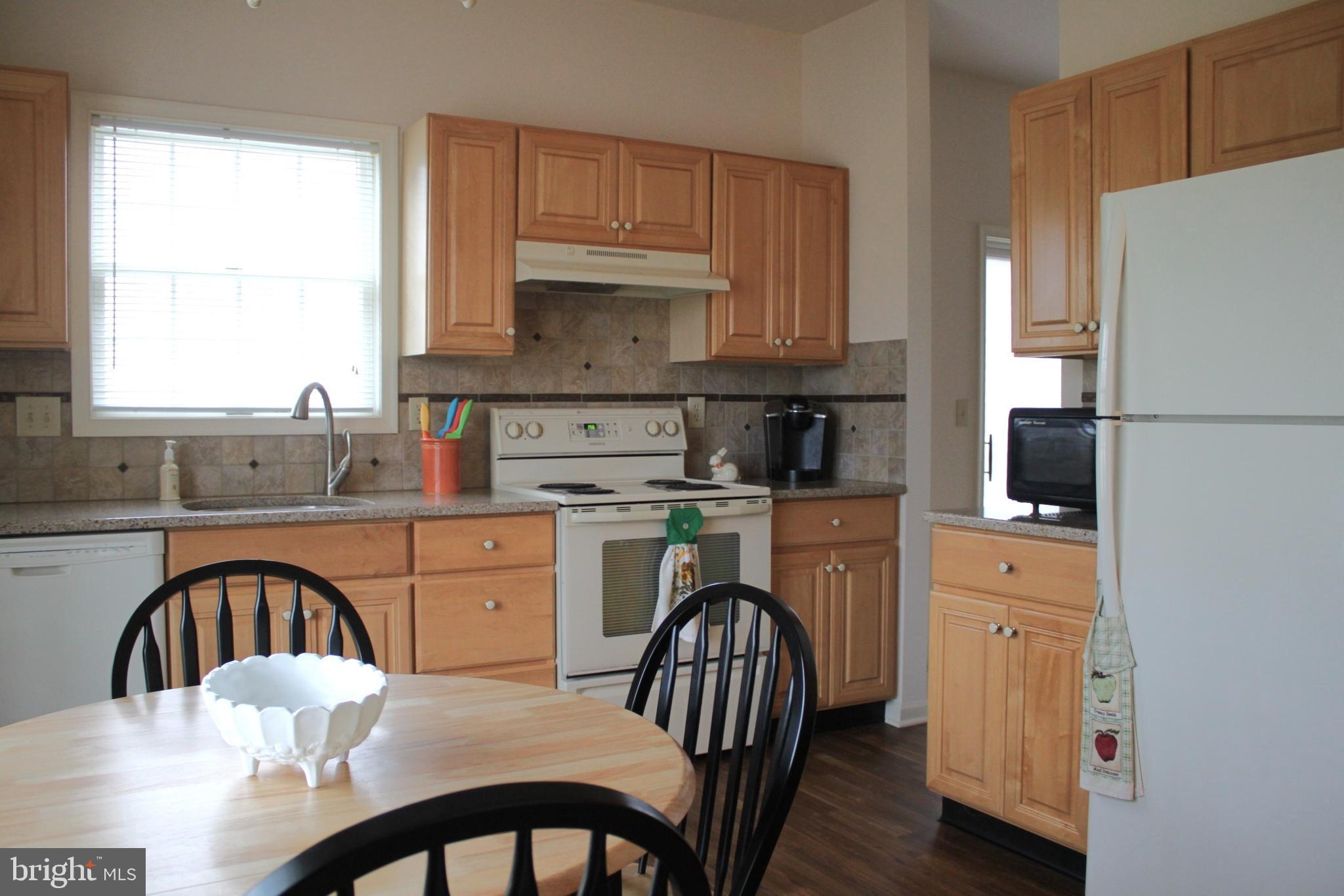 10 Lantern Lane Columbus, NJ 08022 - Photo 12 of 27 Granite counters and tiled backsplash