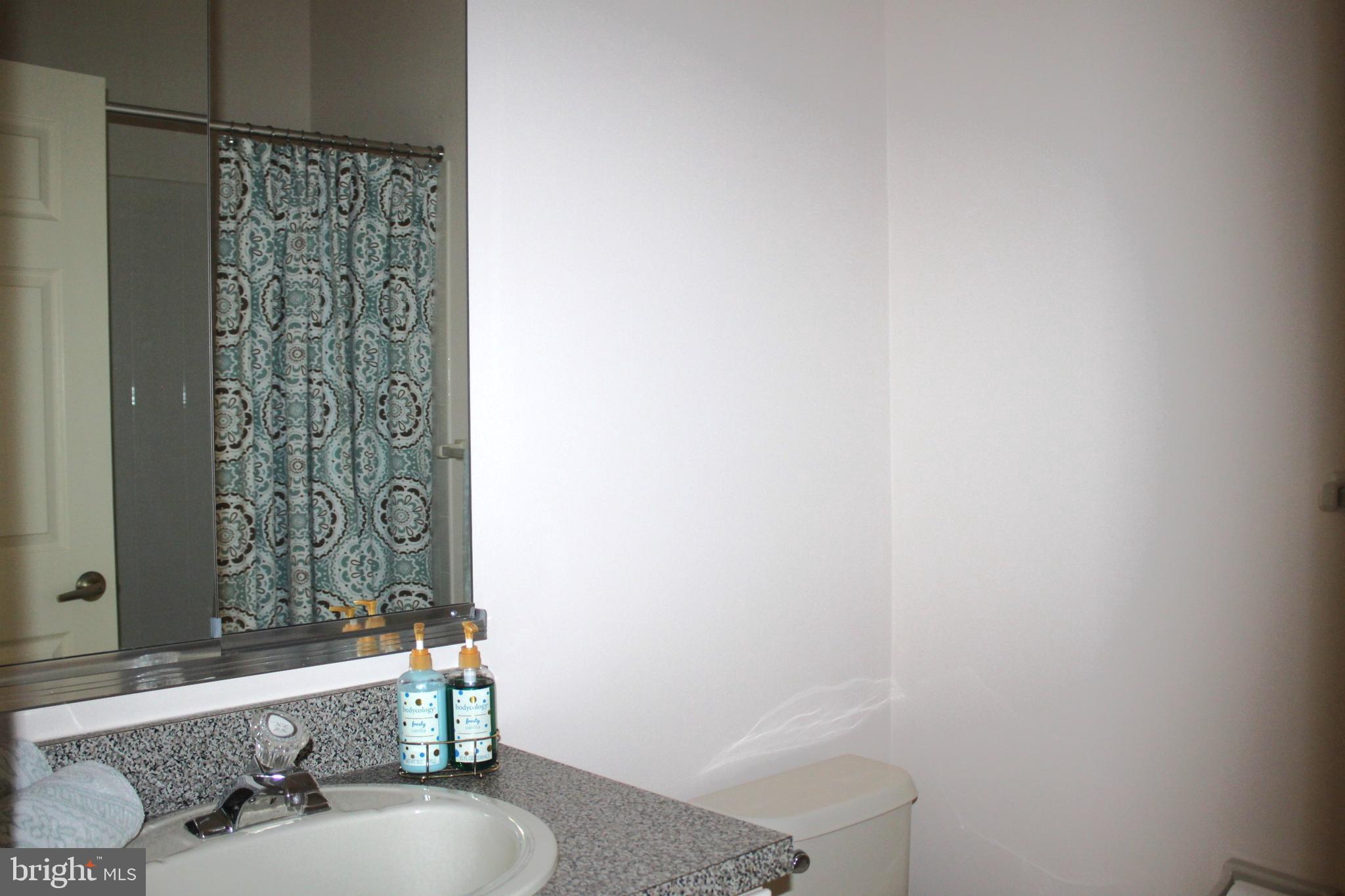 10 Lantern Lane Columbus, NJ 08022 - Photo 22 of 27 Fully tiled guest bath