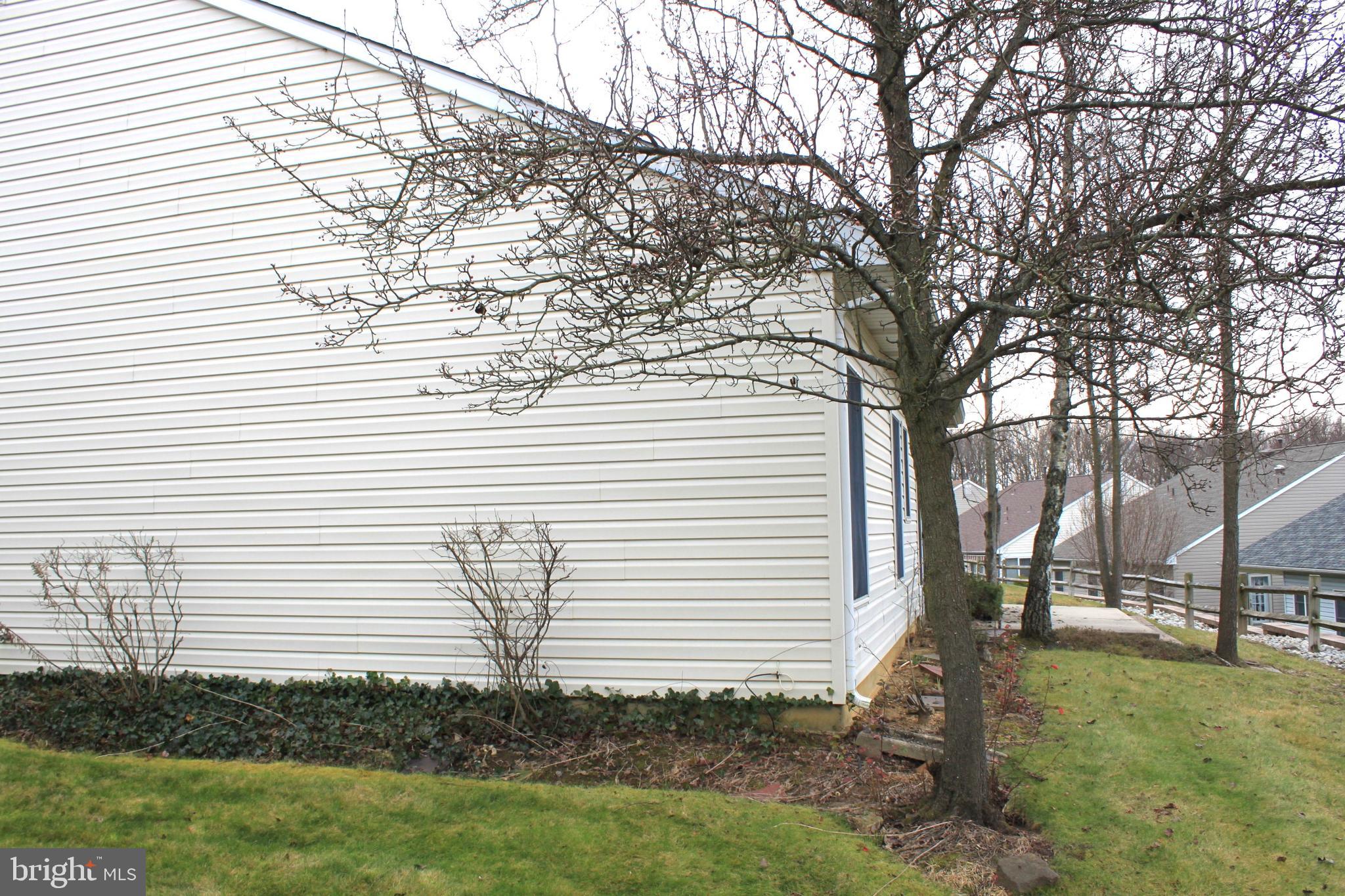 10 Lantern Lane Columbus, NJ 08022 - Photo 26 of 27 Exterior back