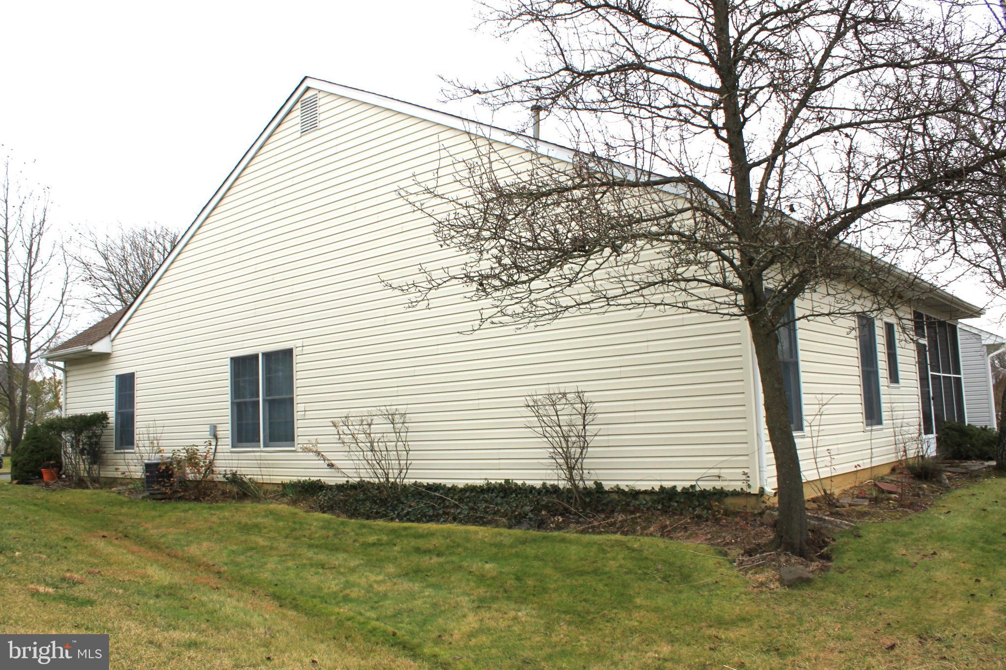 10 Lantern Lane Columbus, NJ 08022 - Photo 27 of 27 Exterior side