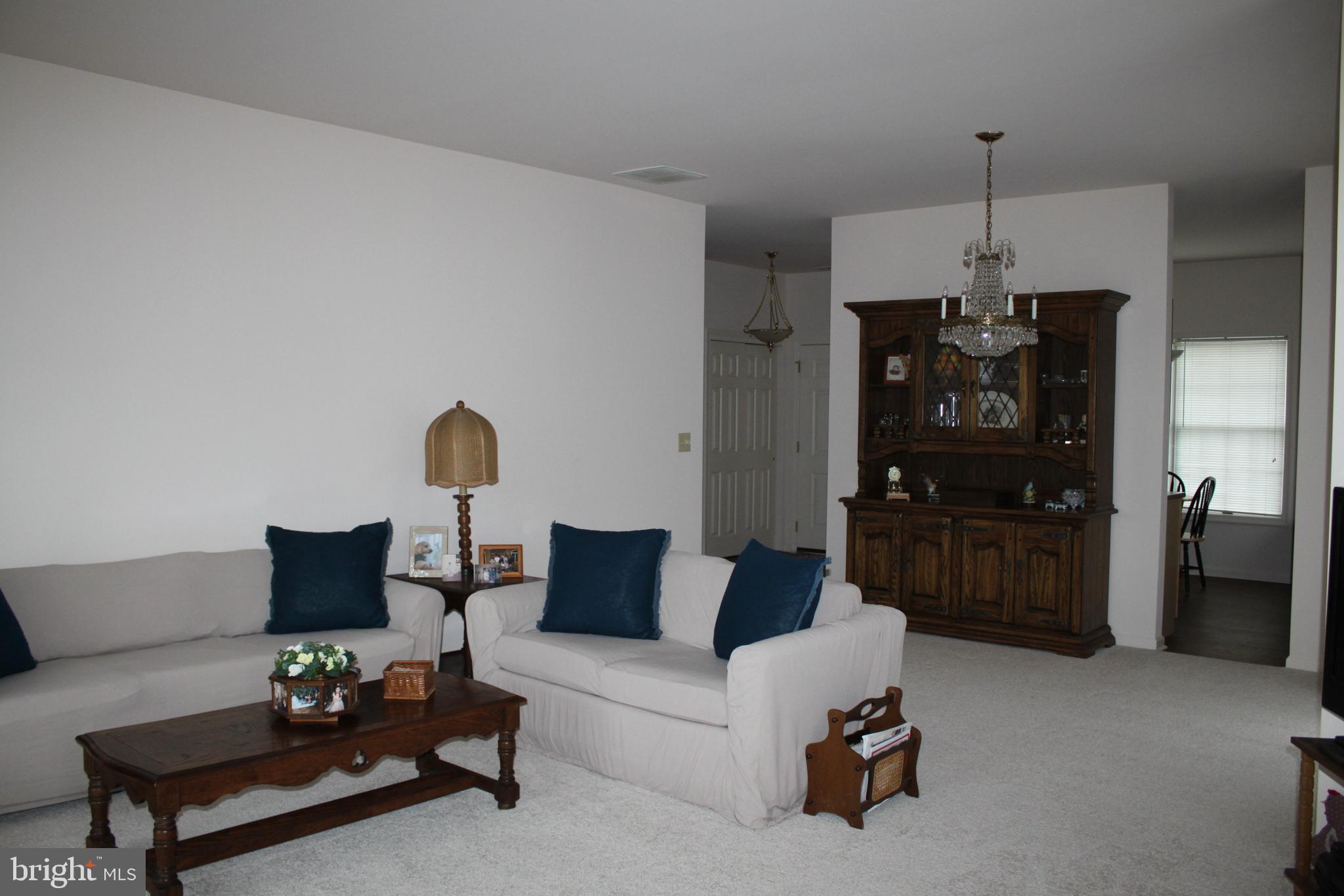 10 Lantern Lane Columbus, NJ 08022 - Photo 5 of 27 Open floorplan