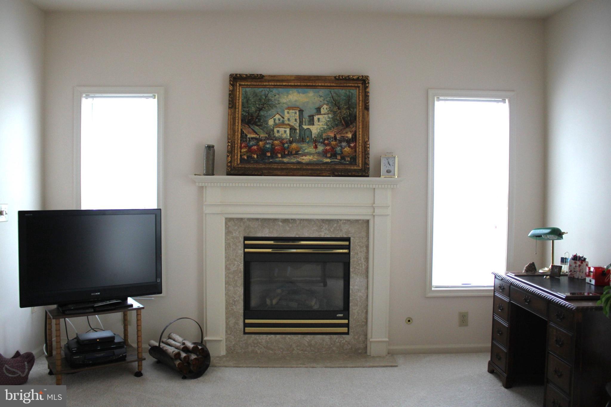 10 Lantern Lane Columbus, NJ 08022 - Photo 8 of 27 Cozy gas fireplace