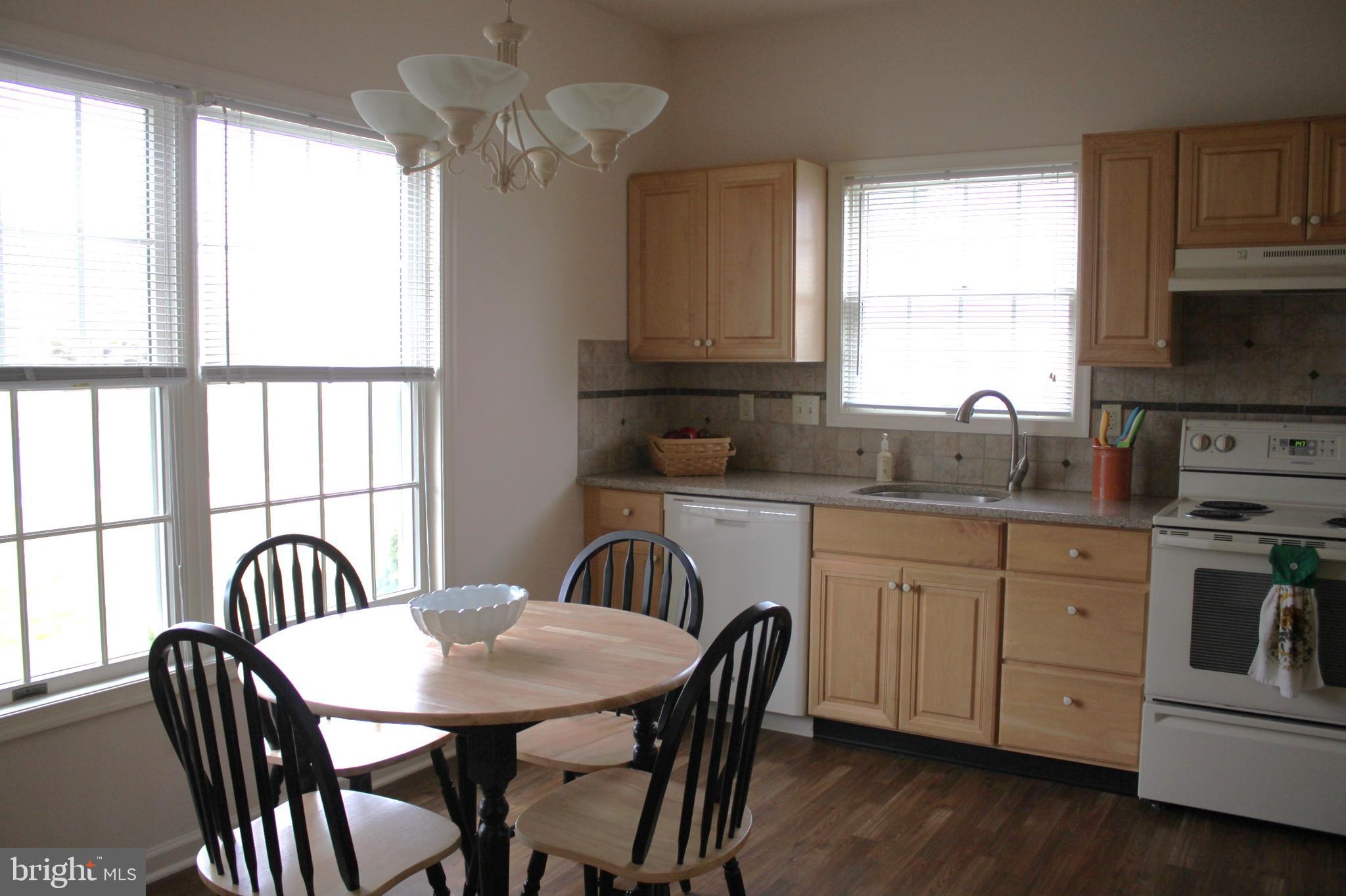 10 Lantern Lane Columbus, NJ 08022 - Photo 10 of 27 Sunfilled eat in kitchen