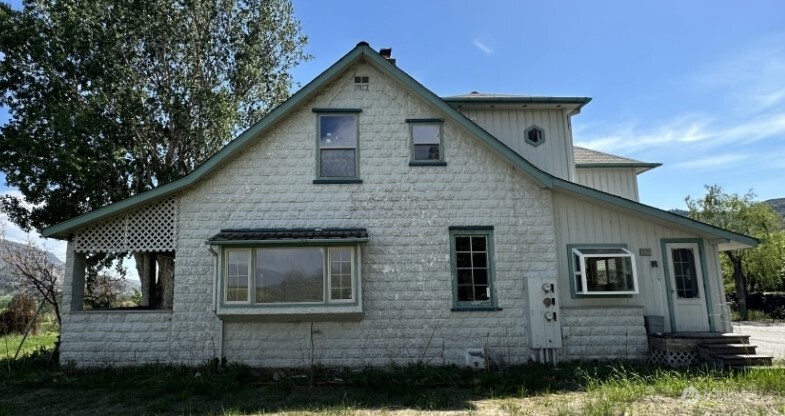 193 Golden Road Oroville, WA 98844 - Photo 4 of 38