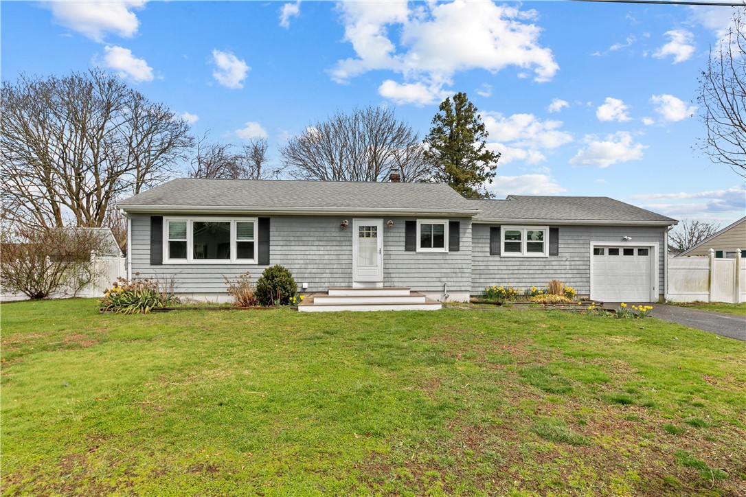 17 Phillips Avenue Middletown, RI 02842 - Photo 1 of 27