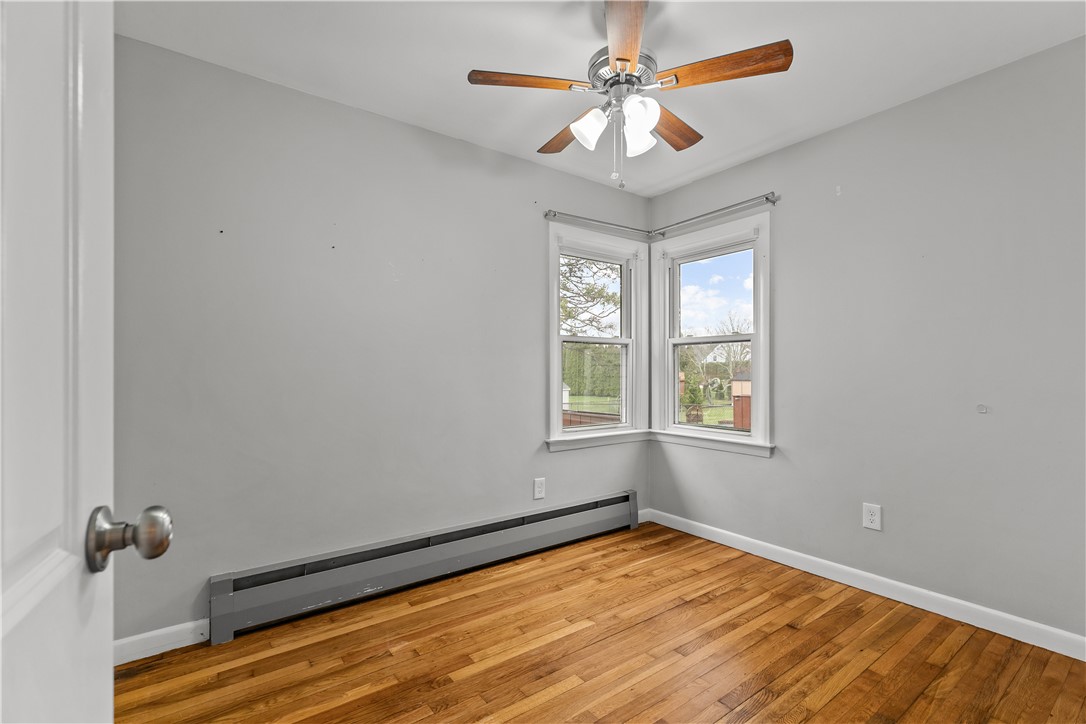 17 Phillips Avenue Middletown, RI 02842 - Photo 13 of 27