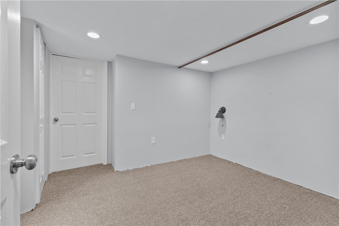 17 Phillips Avenue Middletown, RI 02842 - Photo 20 of 27