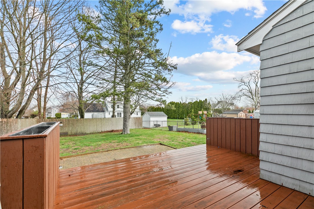 17 Phillips Avenue Middletown, RI 02842 - Photo 24 of 27