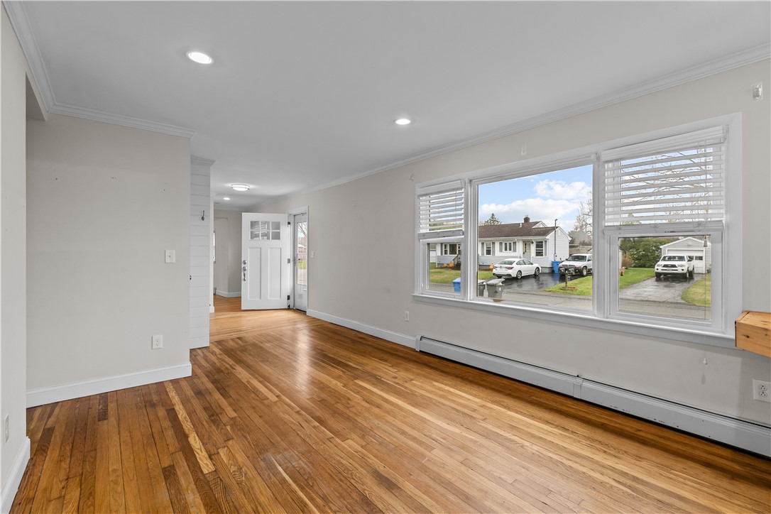 17 Phillips Avenue Middletown, RI 02842 - Photo 4 of 27