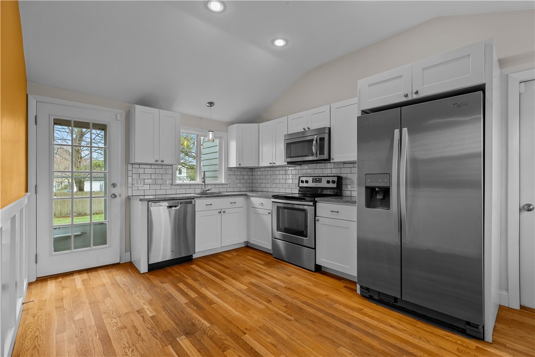 17 Phillips Avenue Middletown, RI 02842 - Photo 6 of 27