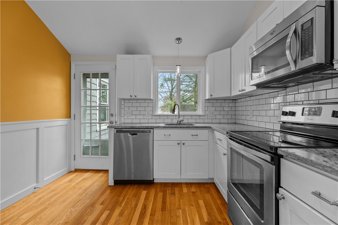 17 Phillips Avenue Middletown, RI 02842 - Photo 7 of 27