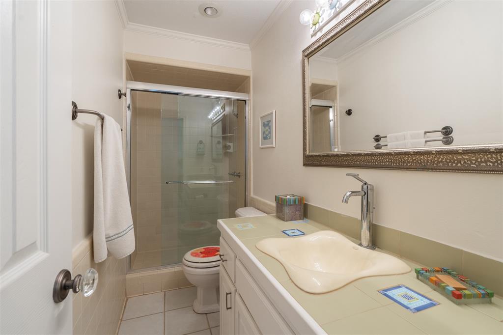 471 Stirrup Ranch Road Trinidad, TX 75163 - Photo 33 of 40 Bathroom off secondary primary suite