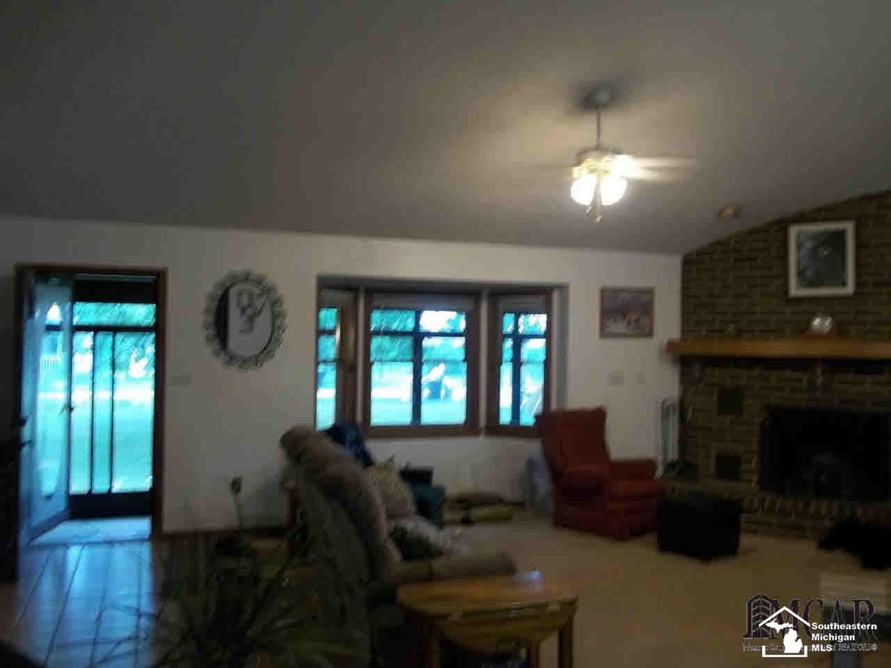 3715 Kelly Road Erie, MI 48133 - Photo 12 of 30 Living Room