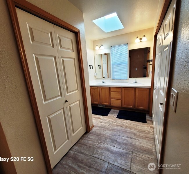 18957 108th Lane Southeast Renton, WA 98055 - Photo 6 of 12 Gallery Image 6