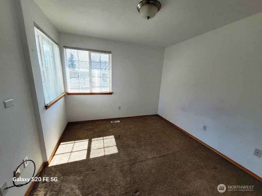 18957 108th Lane Southeast Renton, WA 98055 - Photo 8 of 12 Gallery Image 8