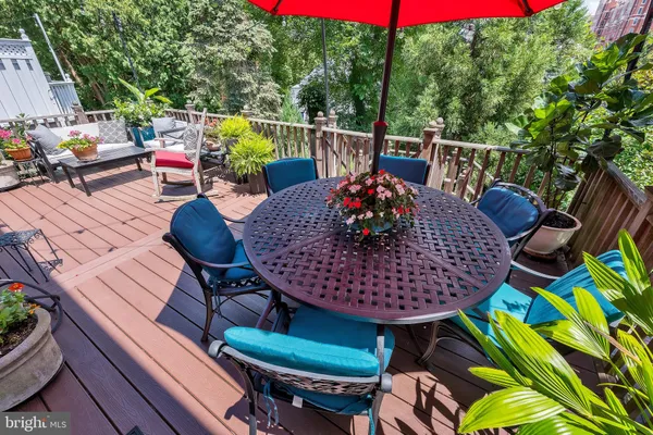 a view of yard with green space