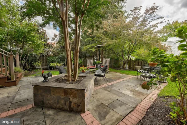 a picture of a room with a floor plan