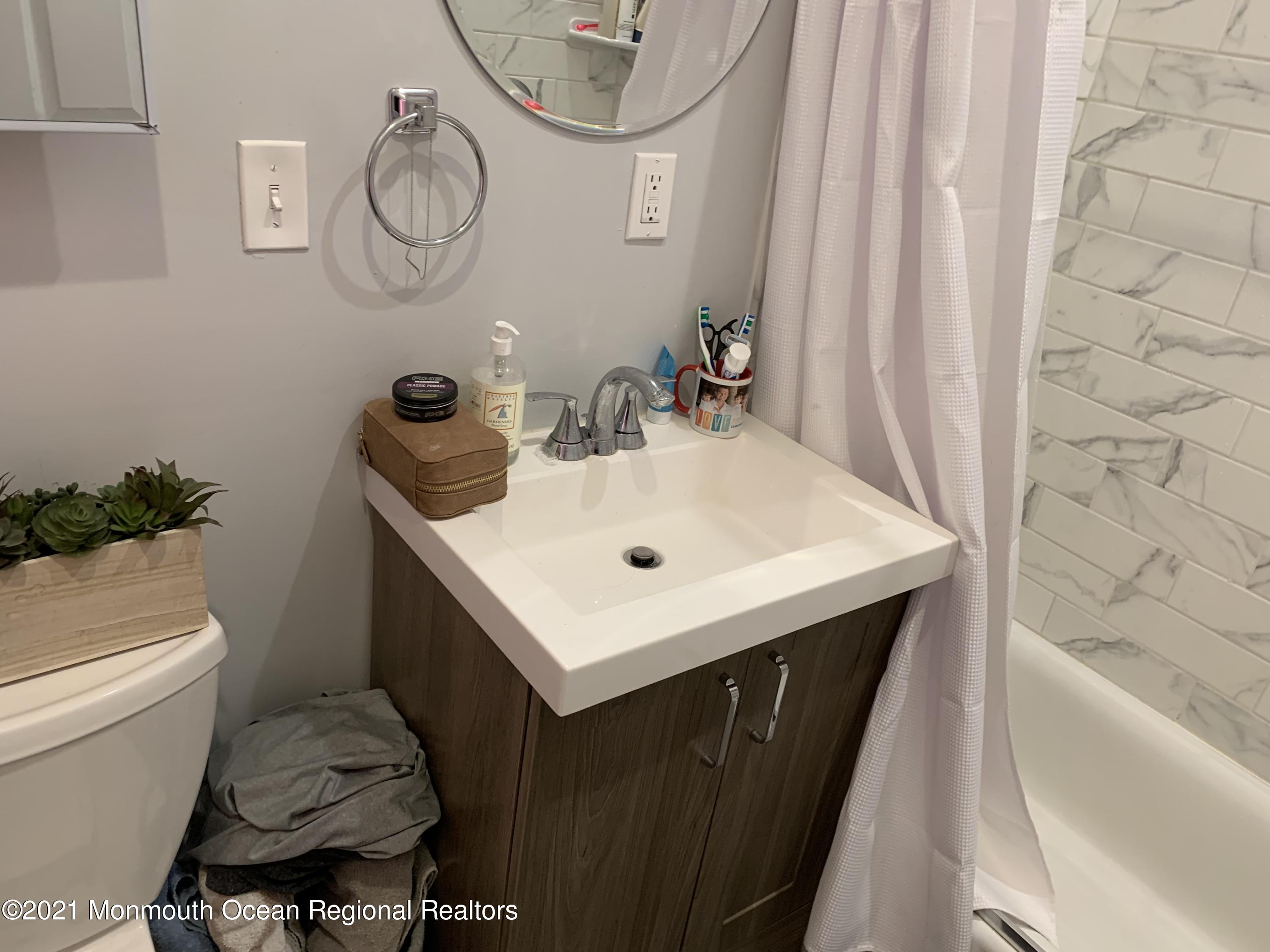 34 Forrest Avenue Rumson, NJ 07760 - Photo 13 of 22 a bathroom with a sink toilet and a bathtub