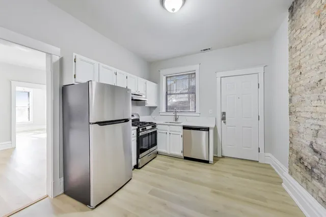 $2,600 | 2114 West Byron Street, Unit 1, Chicago, IL 60618