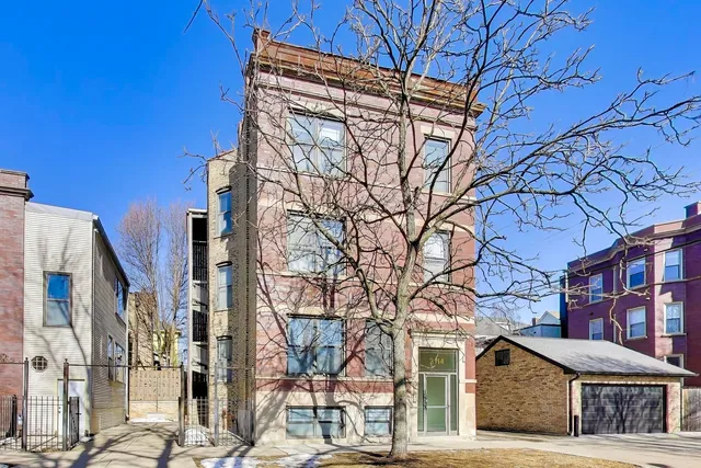 $2,600 | 2114 West Byron Street, Unit 1, Chicago, IL 60618